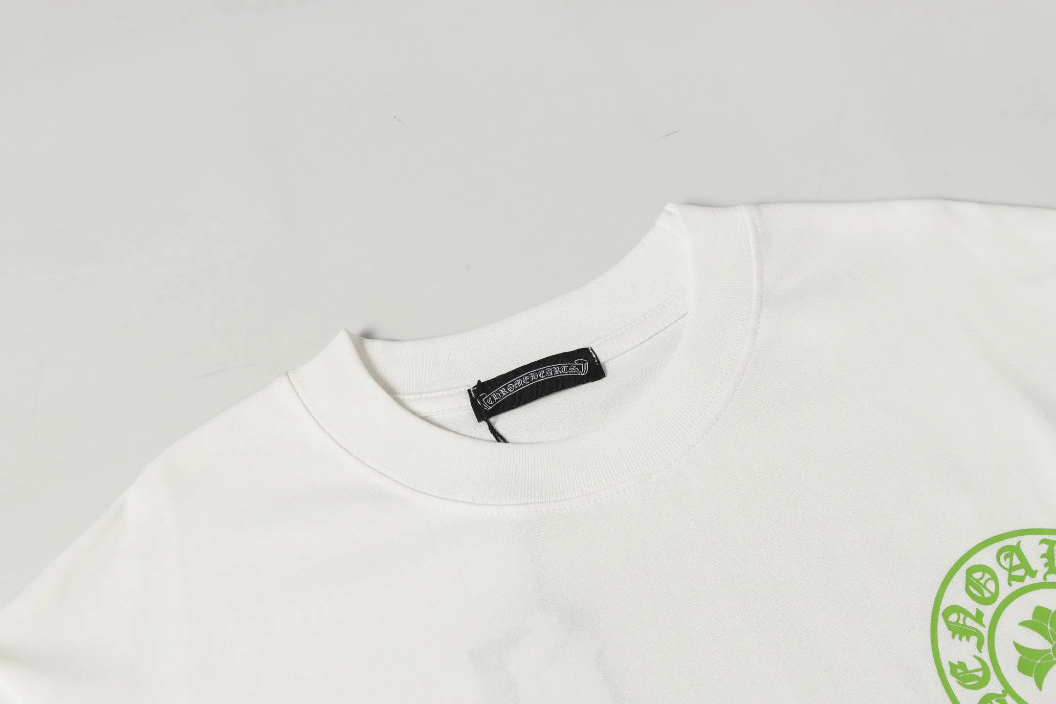 🅿️170 Chrome hearte/Chrome heart ch 25ss early spring Sanskrit horseshoe print short-sleeved T-shirt. A must-have item for daily commuting for men and women in light luxury. The correct version is welcome to compare. Detailed features: ·280g 100% cotton double yarn jersey fabric. ·Custom-dyed in the same cylinder, special thickened 32 pieces double-strand 1x1 thread. ·Double-needle cross-stitch technology. ·Original main mark washed tag. Color: black white. Size: XS-L